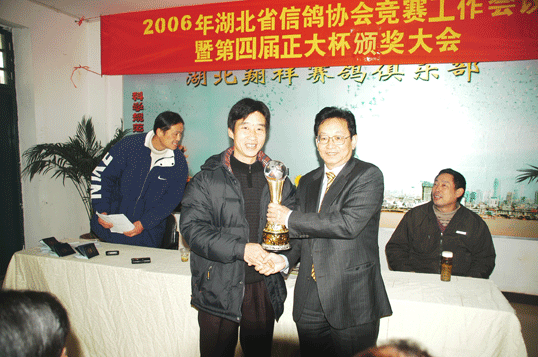 41k浏览量:1242图片说明:谢炳先生为幼鸽冠军鸽主颁发奖杯